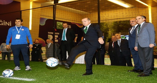 Cumhurbaşkanı Erdoğan, masa tenisi ve futbol oynadı