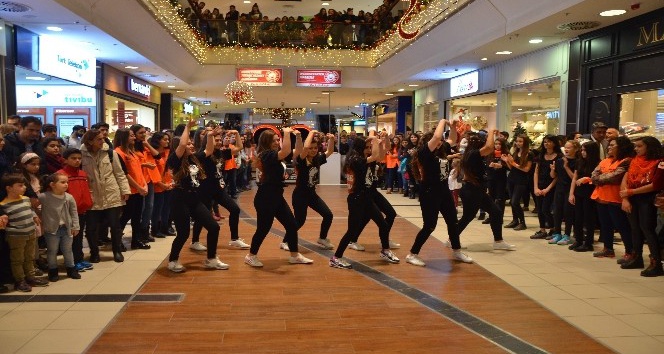Öğrencilerden kadına yönelik şiddete karşı “Flash Mob Dans Gösterisi”