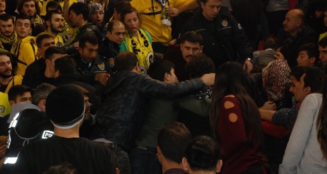 Fenerbahçe maçında taraftarlar arasında gerginlik