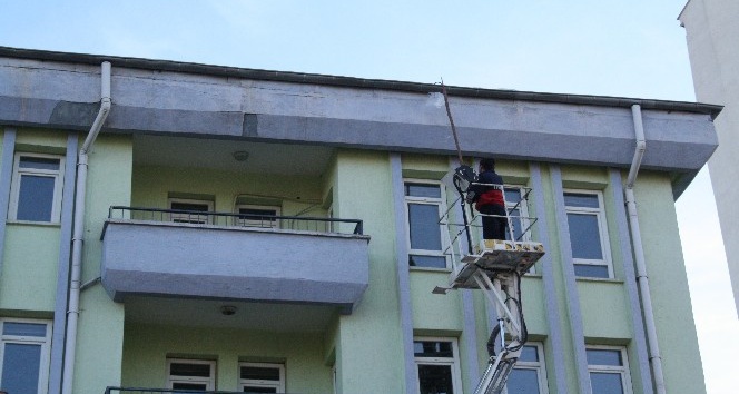 Yozgat Belediyesi ekipleri, çatıda oluşan buz kütlelerini temizledi