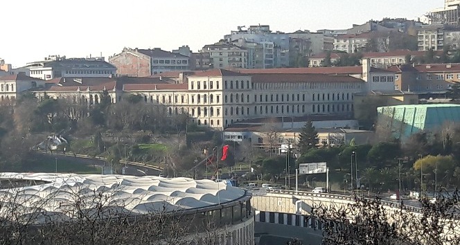 Terör saldırısının gerçekleştirildiği alana dev Türk bayrağı asıldı