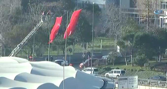 Saldırının gerçekleştiği alana dev Türk bayrakları