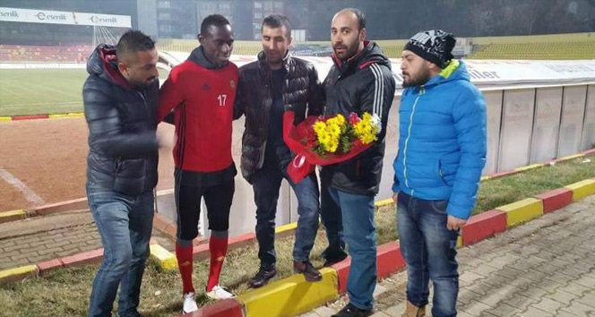 Evkur Yeni Malatyaspor taraftarı Dialiba’ya çiçek verdi