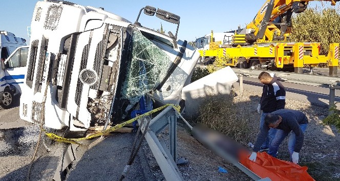 Kaza geçiren tır sürücüsü öldü, firma yetkilileri çimento peşine düştü