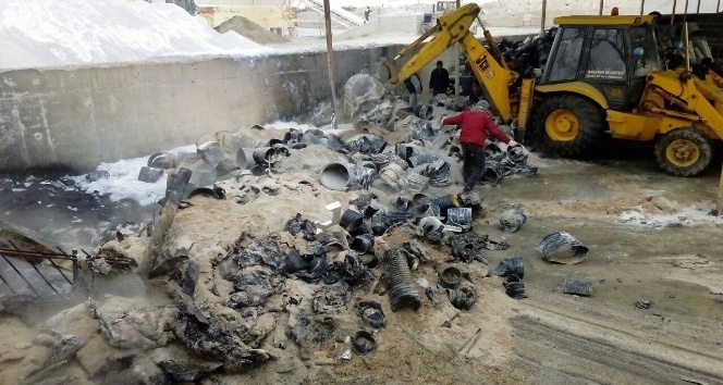 Kanalizasyon şantiyesindeki kullanılmayan plastik boru atıkları yandı