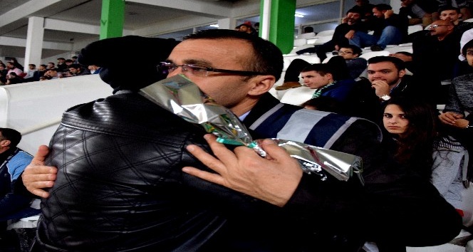Yeşilgiresun Belediyespor taraftarından polislere karanfil