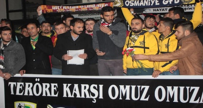Taraftar grupları teröre karşı beraber yürüdü