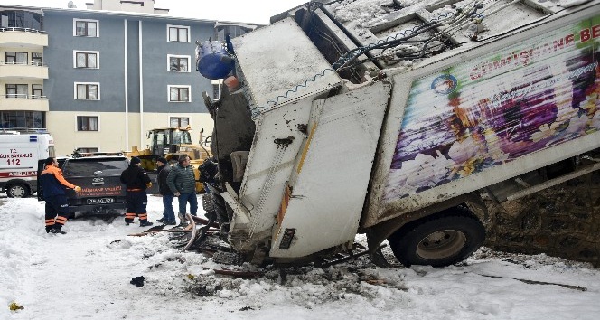 Gümüşhane’de çöp kamyonu devrildi: 1 yaralı