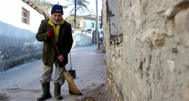 Çevreci dede tek başına koca köyü temizliyor