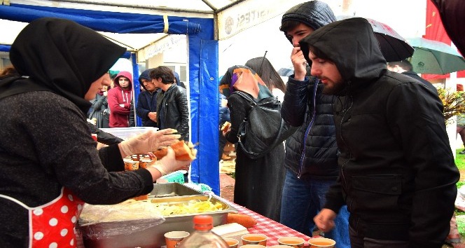 Öğrenciler yağmura aldırmadan hamsinin keyfini çıkardılar
