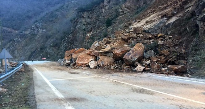 Gümüşhane-Kürtün yolunda heyelan