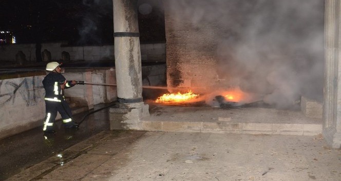 Tadilat gören caminin önündeki ahşap kanepe yandı