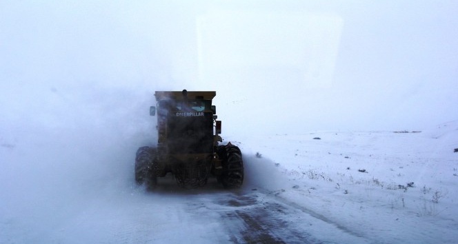 Bayburt’ta karla mücadele çalışmaları devam ediyor