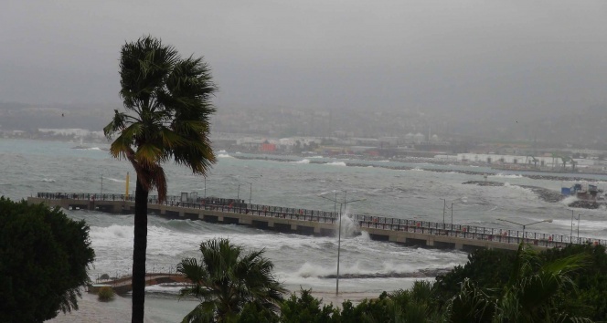 İskenderun Körfezi&#039;nde fırtına dev dalgalar oluşturdu