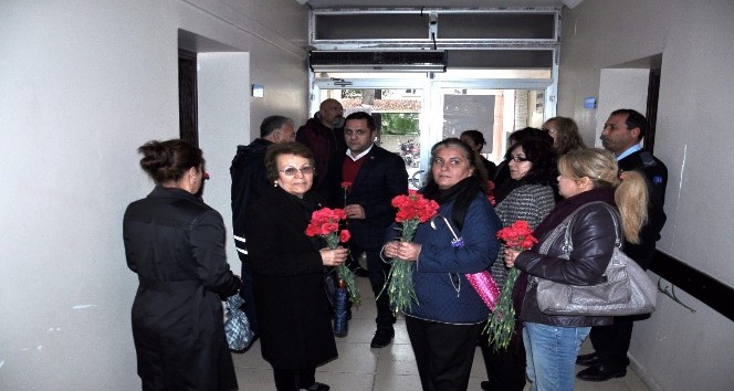 Kadirli’de CHP yönetimi polislere karanfil vererek başsağlığı diledi