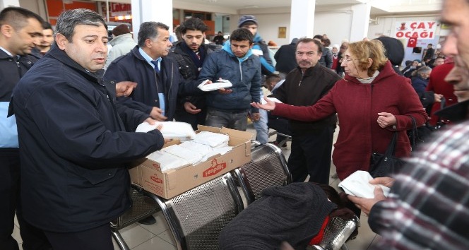 Karaman Belediyesi, otogarda bekleyen yolculara sıcak çorba dağıttı