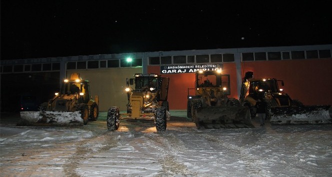 Akdağmadeni Belediyesinin karla mücadelesi sürüyor