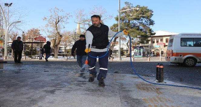 Karaman Belediyesi’nden kar ve buz mesaisi