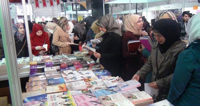 Suriyeli öğrenciler kitap fuarını gezdi
