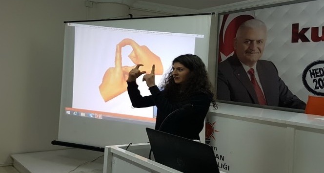 AK Partili gençler işaret dili öğreniyor