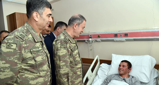 Orgeneral Akar yaralı askerleri ziyaret etti