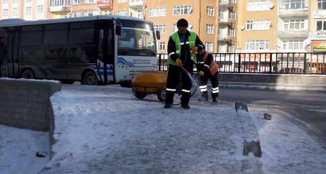 Yozgat Belediyesi’nden buzlanmaya solüsyonlu çözüm