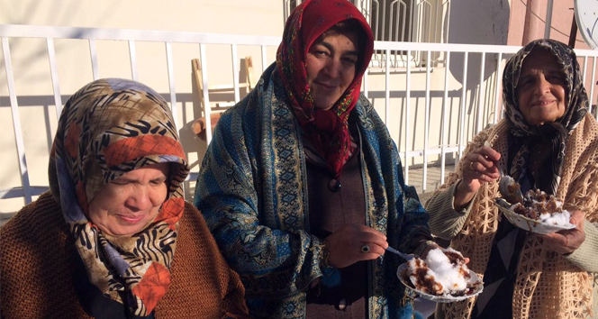 Tatlı niyetine karlı pekmez yiyorlar