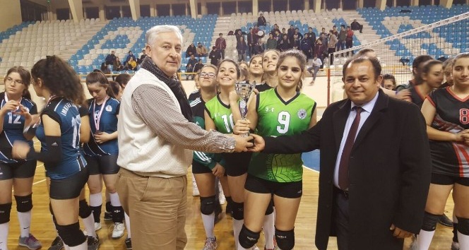 Voleybolda Lokman Hekim Anadolu Lisesi şampiyon