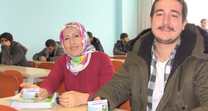 Anne ve oğlu aynı okulda okuyor