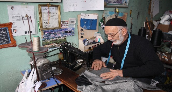 70 yıllık dikiş makinesiyle teknolojiye meydan okuyor