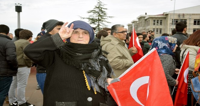 Ameliyatlı bacağını aldırmadan teröre tepki için yürüdü