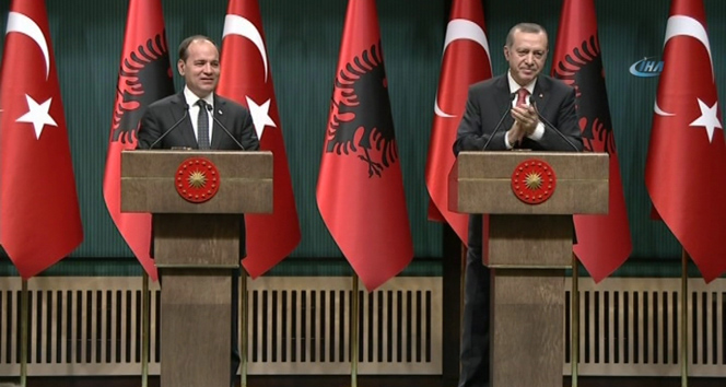 Cumhurbaşkanı Erdoğan, Arnavut gazeteciyi alkışladı