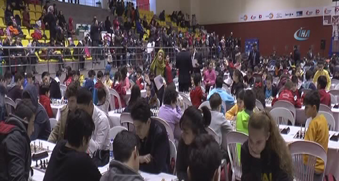 Yüzlerce öğrenci, satranç turnuvasında ter döktü