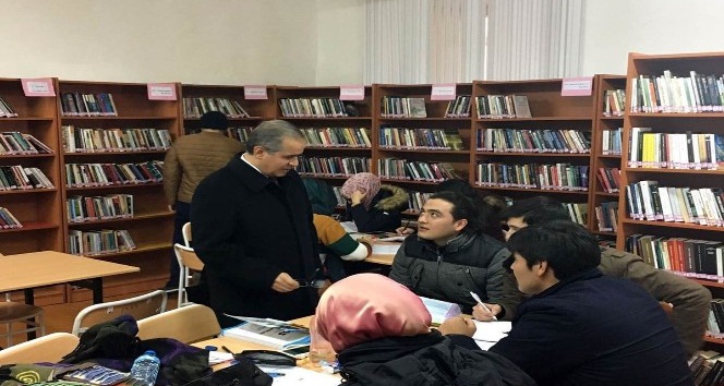 Karaman Valisi Tapsız’dan kütüphane ziyareti