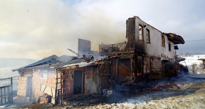 7 kişilik aile, kış günü yangında evsiz kaldı
