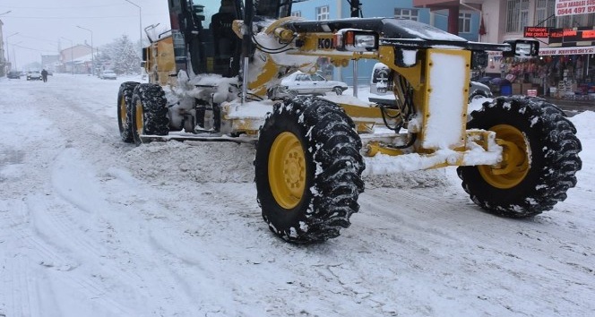 Eskil İlçe Belediyesi kar temizleme çalışmalarını sürdürüyor
