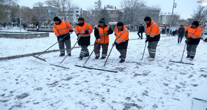 Aksaray’da ekipler, karla mücadele çalışmalarını sürdürdü