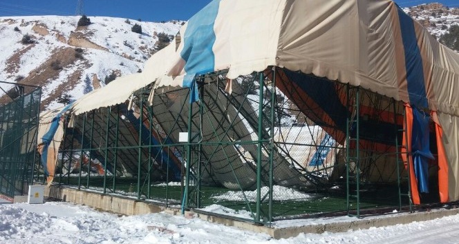 Gümüşhane Üniversitesi’nde üzerindeki kara dayanamayan halı sahanın çatısı çöktü