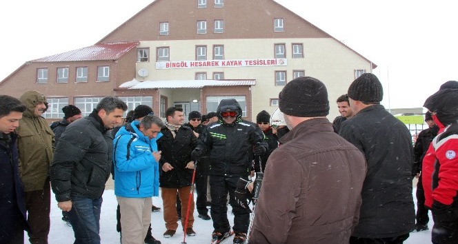 AK Parti Genel Başkan Yardımcısı Yılmaz, kayak yaptı
