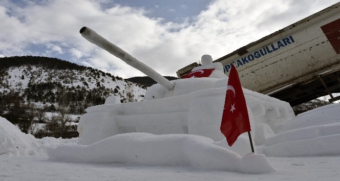 15 Temmuz’u kardan heykellerle anlattı