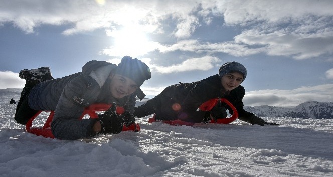 Doğu Karadeniz’in tek kayak merkezi Zigana’da kayak sezonu açıldı