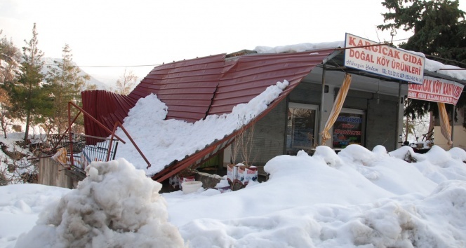 Mersin&#039;de kar ağaçların dallarını kırıp, çatıları ve seraları yıktı