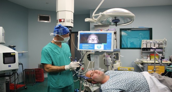 Beyin ameliyatında ’konuşa konuşa’ hayata tutundu