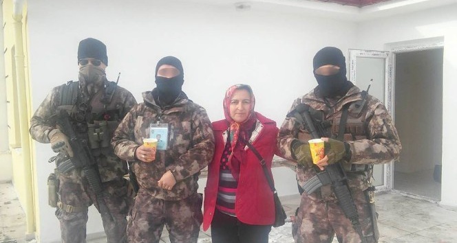 Başbakanı Koruyan Polislere evinde çorba hazırlayıp dağıttı