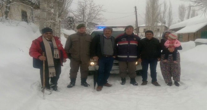 Yolda mahsur kalan 5 kişi uzun uğraşlar sonucunda kurtarıldı