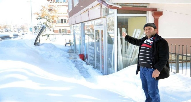 Kar ağırlığına dayanamayan tabela çocukların üzerine düştü