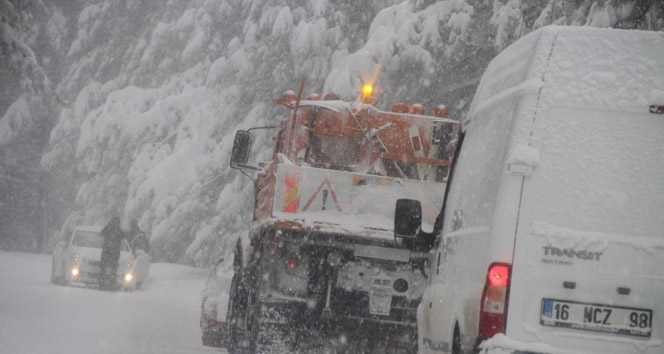 Uludağ'da fırtına ve tipi etkili oluyor