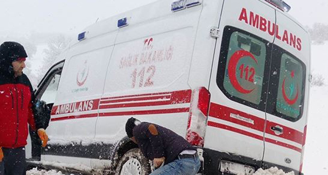 Hastaya giden ambulans yoldan çıktı, imdadına kamyoncu yetişti