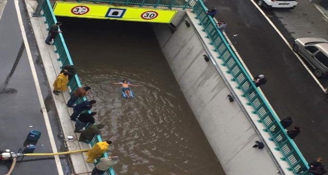 Selde deniz yatağıyla yüzme keyfi