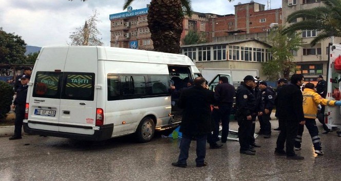 Öğrenci servisi ağaca çarptı: 20 yaralı